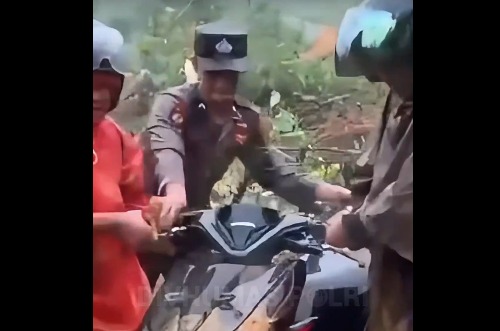 Ilustrasi. Polri bergerak langsung di lapangan untuk membantu pemulihan aktivitas masyarakat di Aceh. (X@DivHumas_Polri)